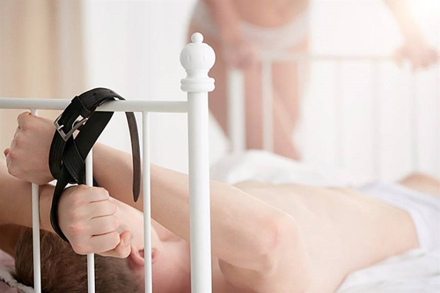 mujchina_privyazan_k_krovati