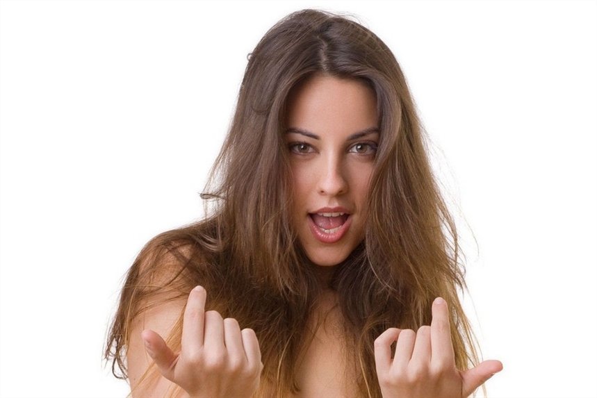 devuschka_manit_k_sebe