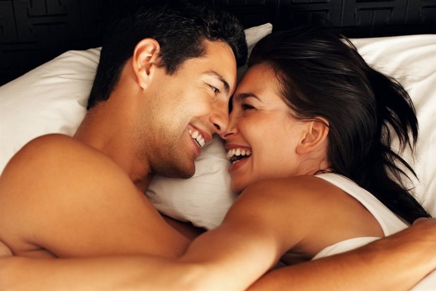 para_obnimaetsya_v_posteli para_obnimaetsya_v_posteli