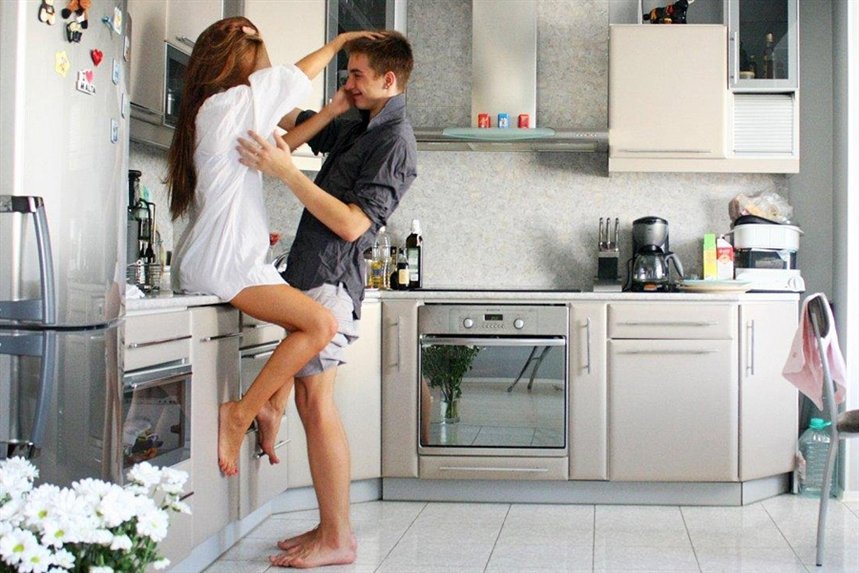 paren_s_devuschkoy_flirtuet