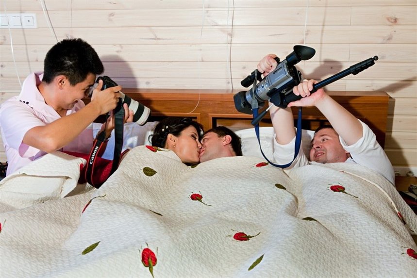 para_v_posteli_kameri