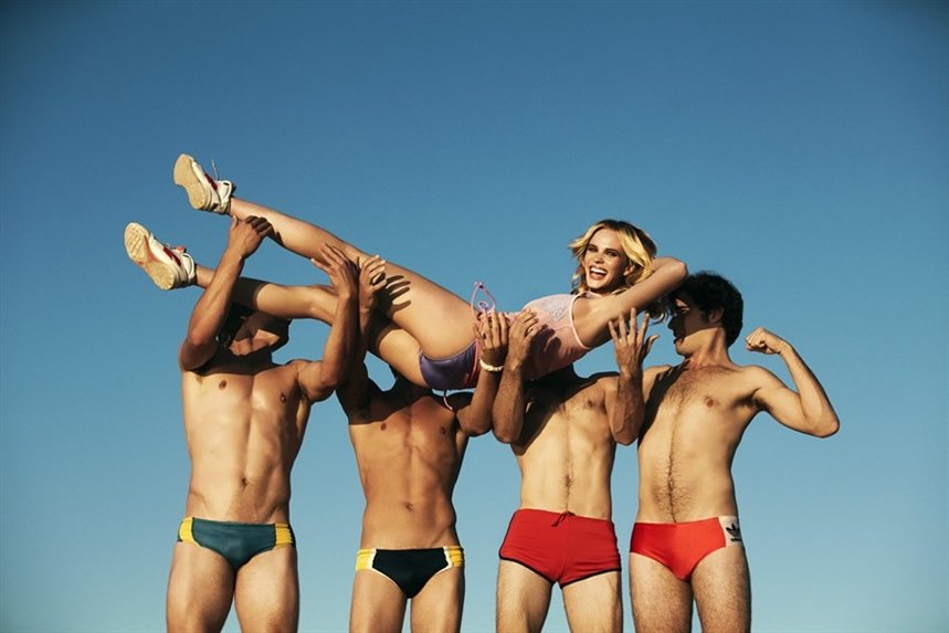 devuschka_na_rukah_u_parney