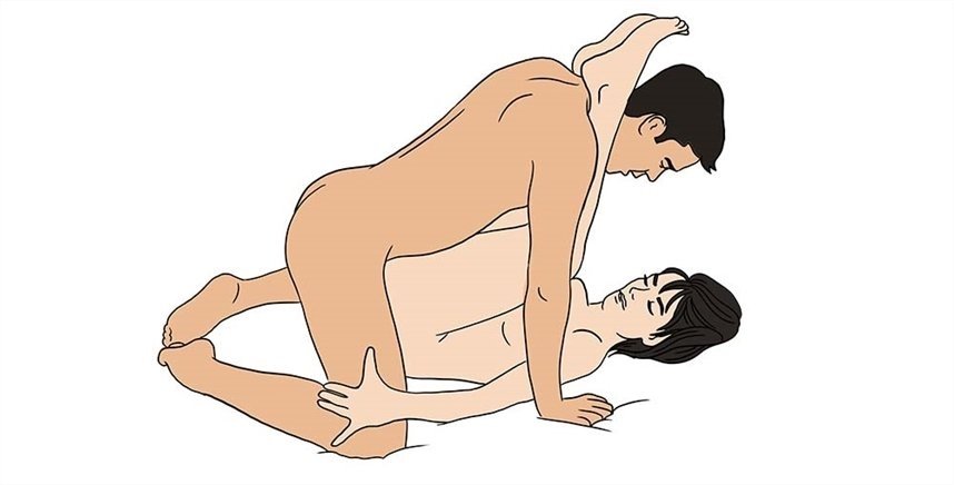 Поза с ногами на плечах