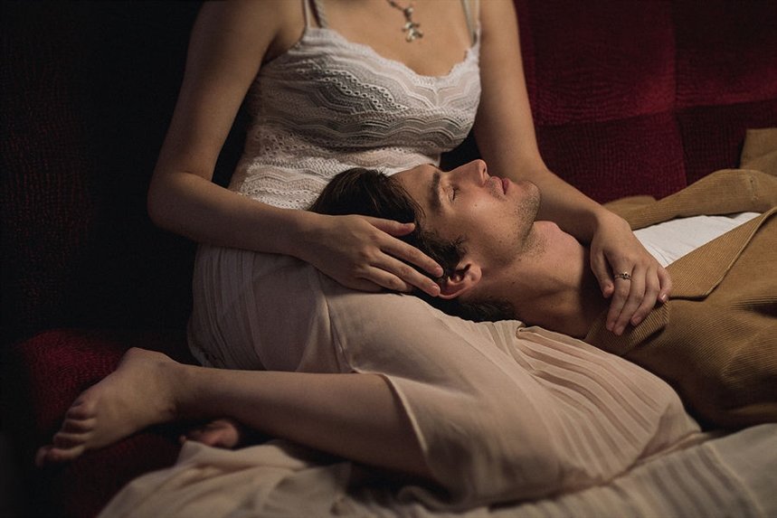 mugchina_na_kolenyah_genschini mugchina_na_kolenyah_genschini