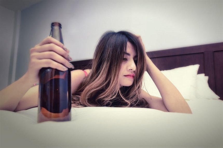 devuschkka_v_posteli_s_butilkoy