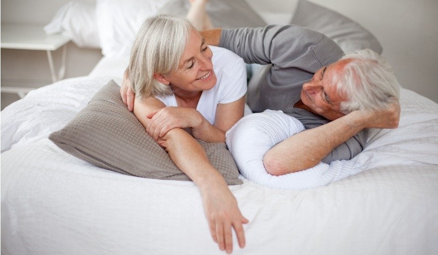 Пожилые мужчина и женщина в постели 