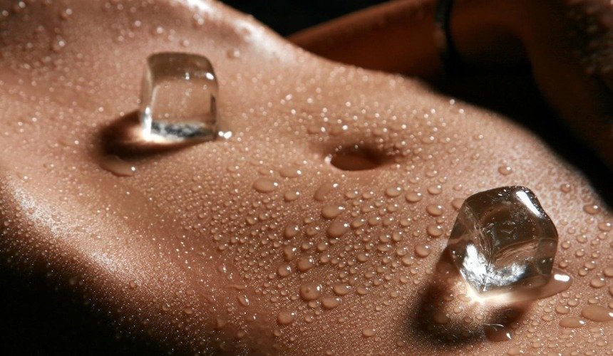 Кубики льда на животе 