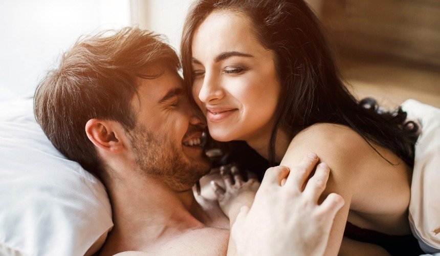 Мужчина и женщина в постели 