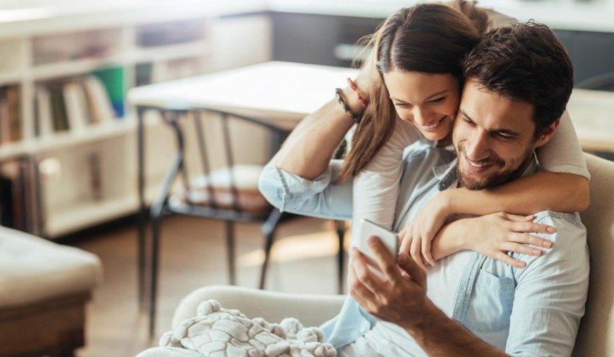 Счастливые мужчина и женщина 