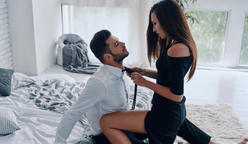 Женщина доминирует над мужчиной 