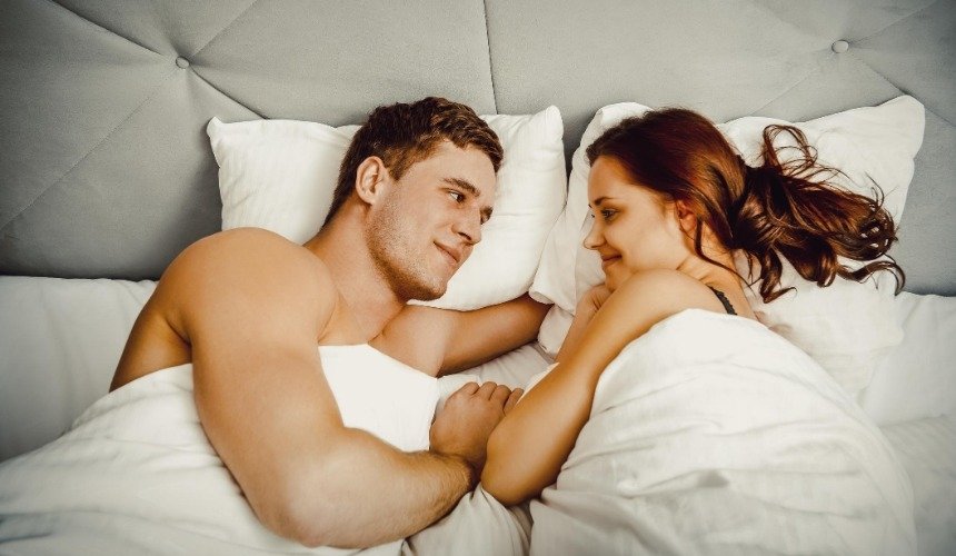 Мужчина и женщина в постели 