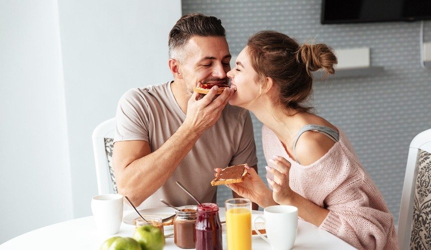 Счастливые мужчина и женщина 