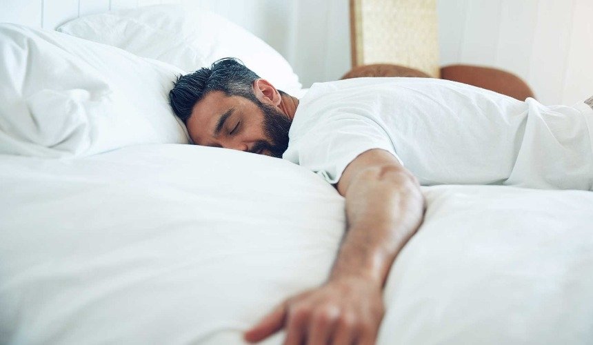 Мужчина лежит на животе 