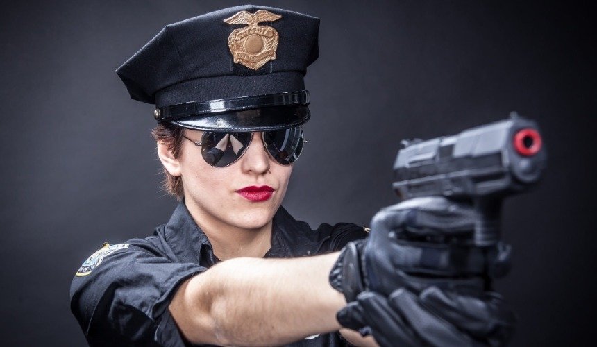 Женщина в образе полицейского 