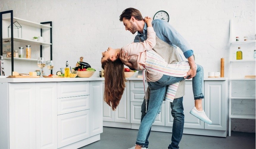 Счастливые мужчина и женщина 