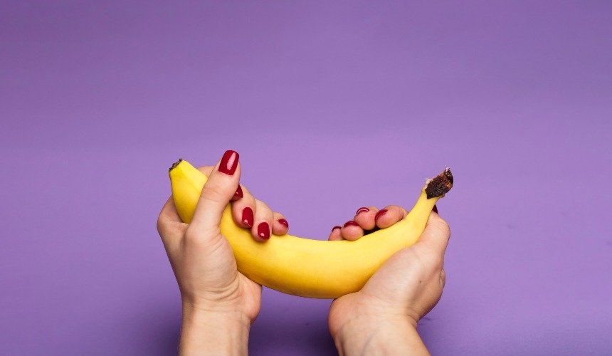 Банан в руках 