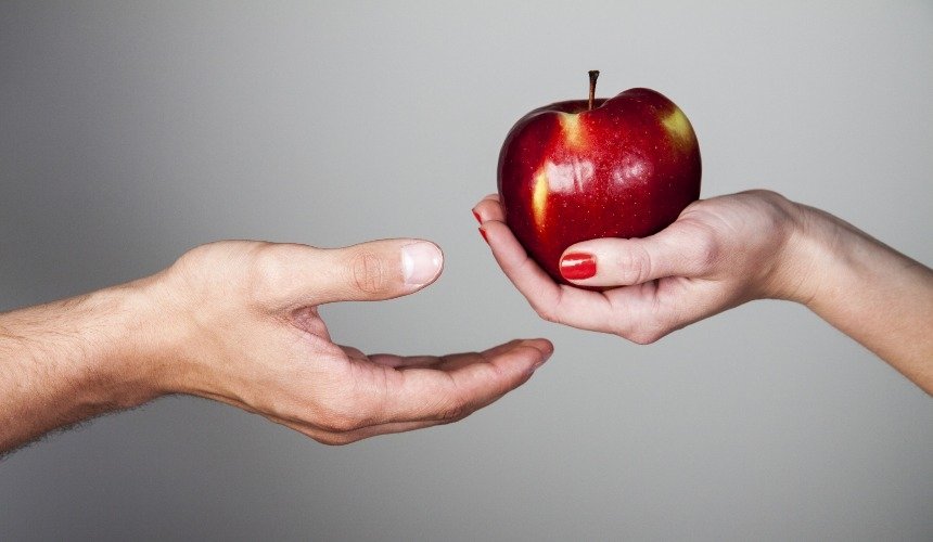 Яблоко в руке 