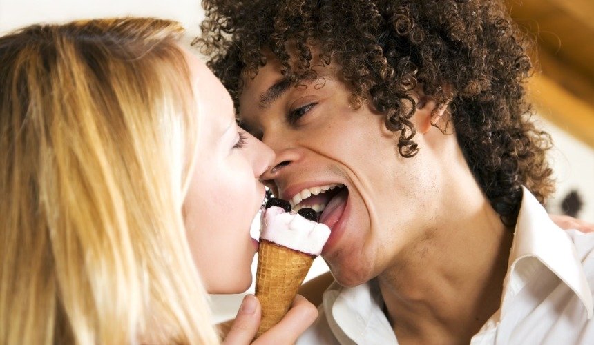 Мужчина и женщина едят мороженое 