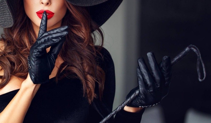 Женщина в перчатках и шляпе