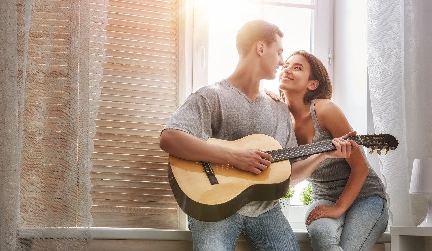 Счастливые мужчина и женщина 