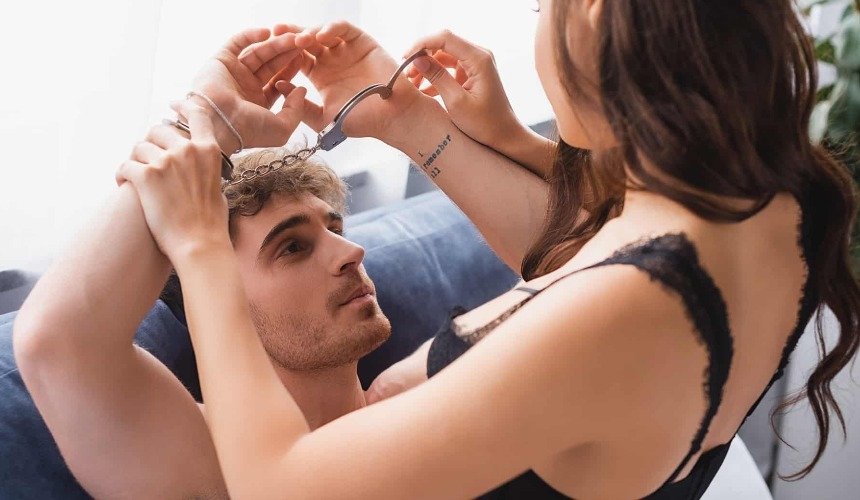 Женщина доминирует над мужчиной 