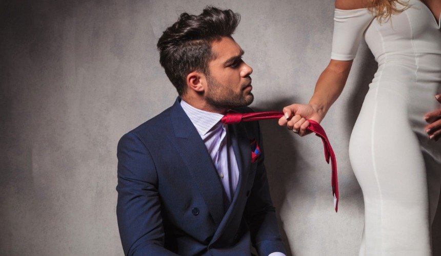 Женщина доминирует над мужчиной 