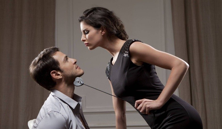 Женщина доминирует над мужчиной 