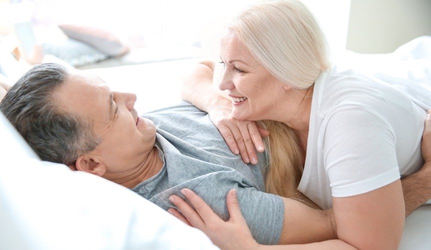Пожилые мужчина и женщина в постели 