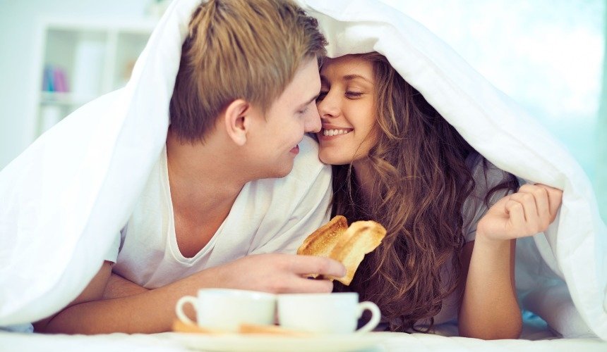 Счастливые мужчина и женщина 