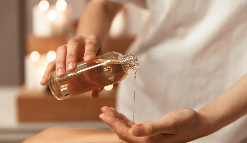 Женщина с массажным маслом 