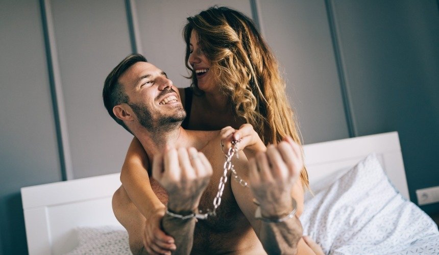 Женщина доминирует над мужчиной 