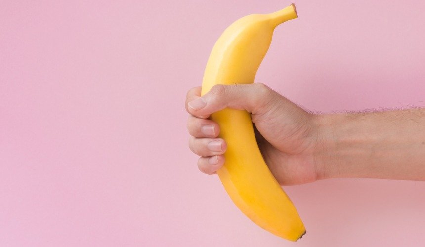Банан в руке