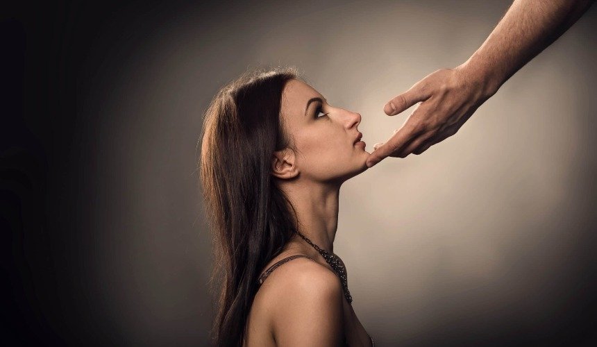 Женщина стоит на коленях перед мужчиной 