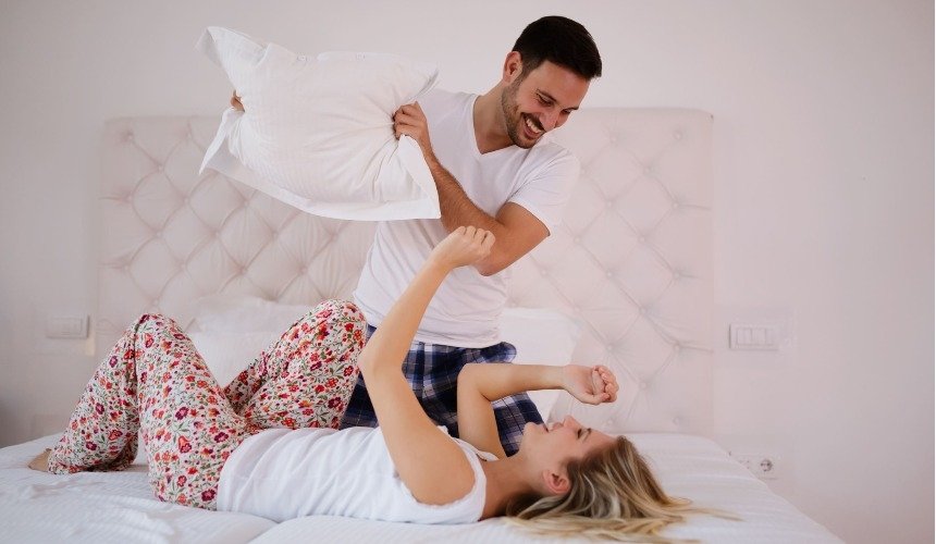 Мужчина и женщина на кровати 