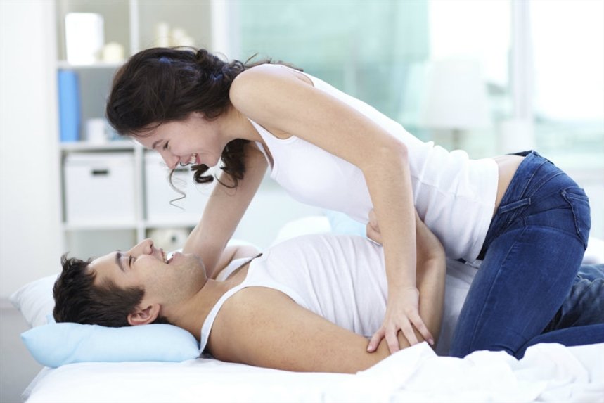 para_v_posteli_genschina_sverhu