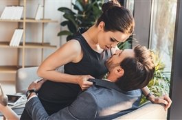 12 страстных поз для секса сидя