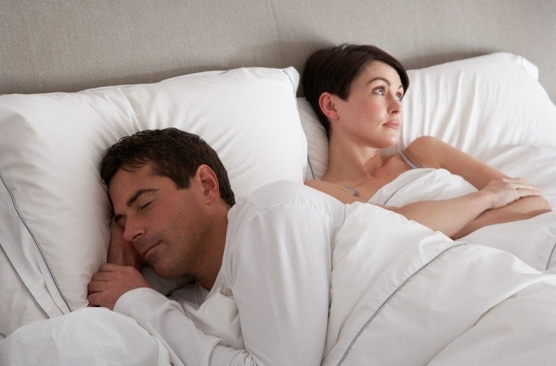 Мужчина заснул в постели Мужчина заснул в постели