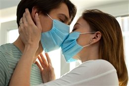 «Я так боюсь коронавируса, что мы с парнем занимаемся сексом в масках и перчатках»