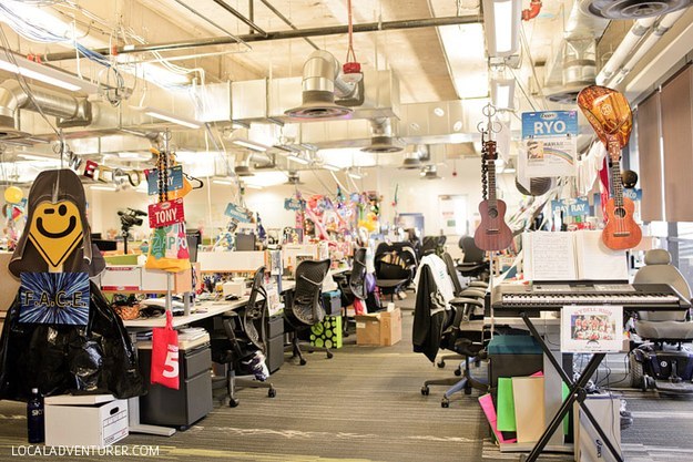 Совершите экскурсию по офисам Zappos