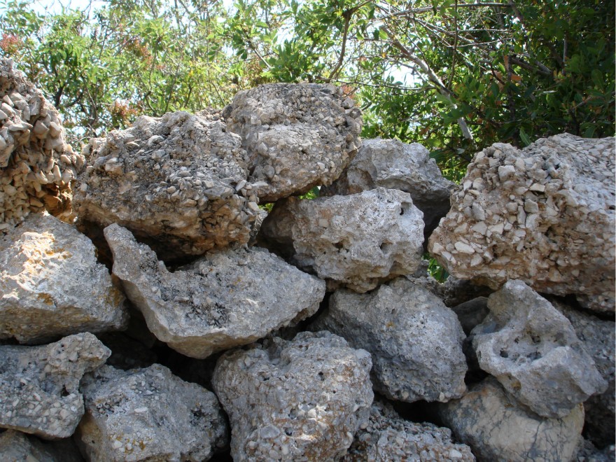 каменные глыбы