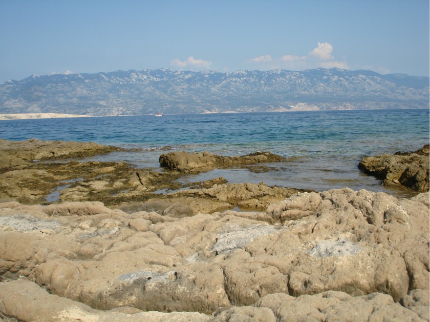 каменный берег в Лопаре