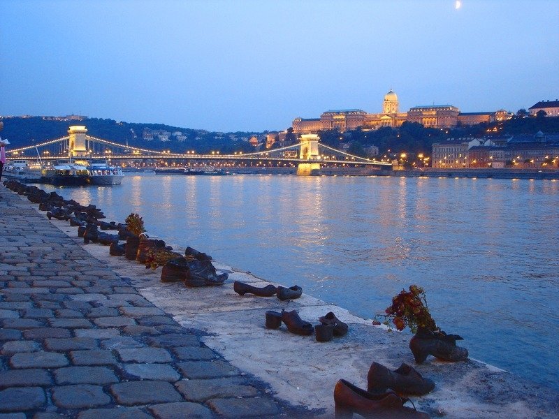 Туфли на набережной Дуная Туфли на набережной Дуная