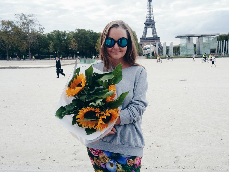 девушка в Париже