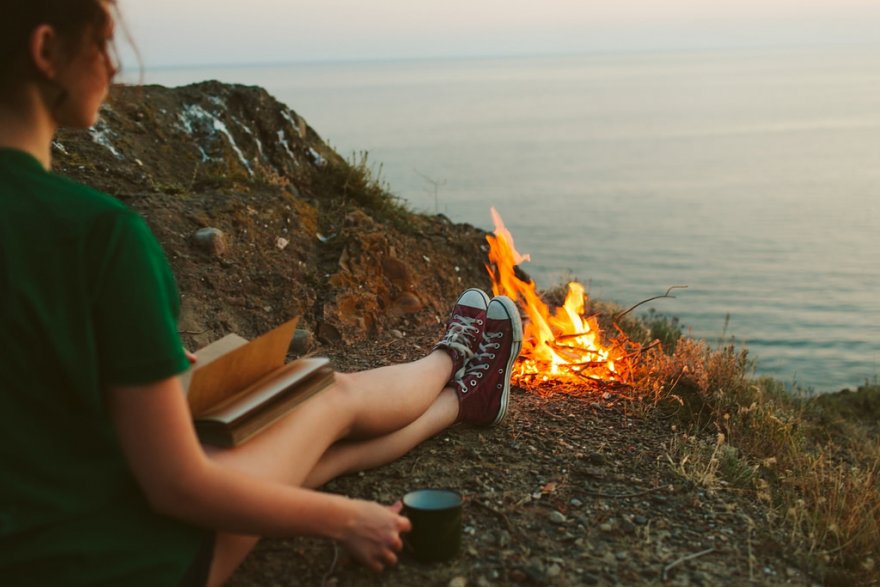 девушка у костра