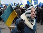 Пожилая женщина с украинским флагом