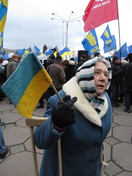 Пожилая женщина с украинским флагом