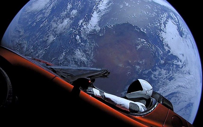 Манекен в автомобиле на орбите Земли Манекен в автомобиле на орбите Земли