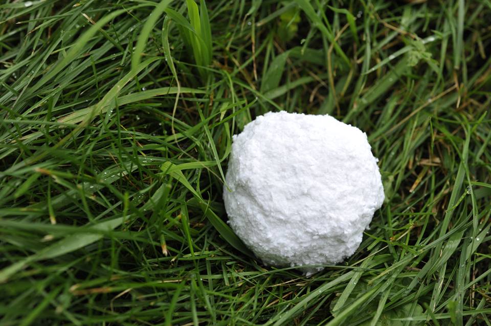 Искусственный снежок