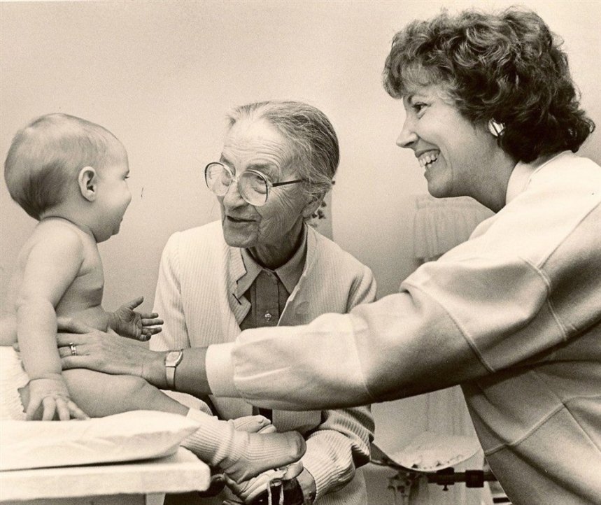 Денмарк проводит осмотр ребенка