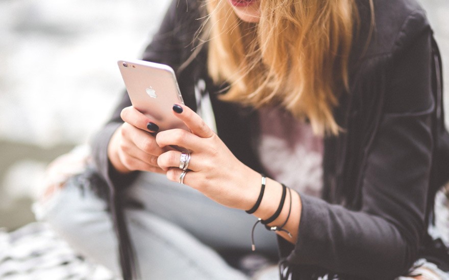 Девушка с телефоном в руках Девушка с телефоном в руках